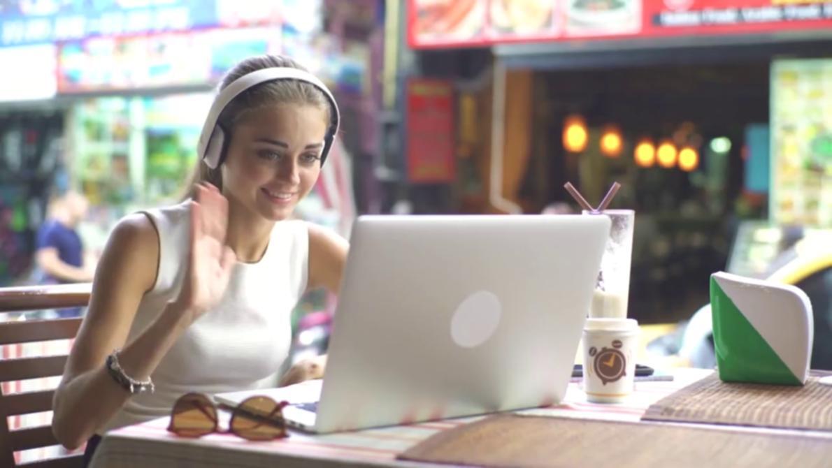 Espace de travail collaboratif moderne avec bureaux lumineux et matériel professionnel