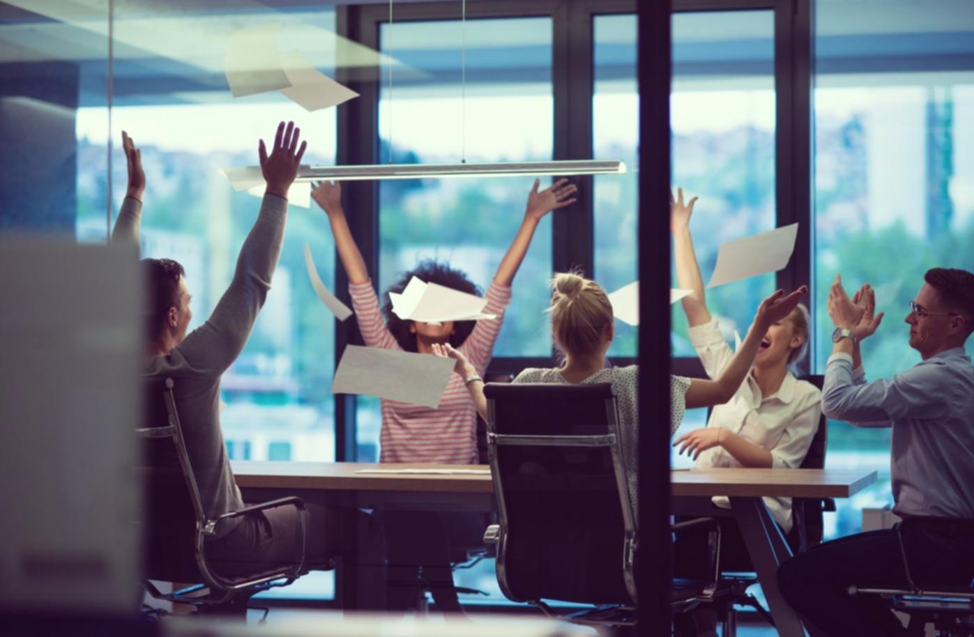 Professionnel analysant des données financières sur ordinateur